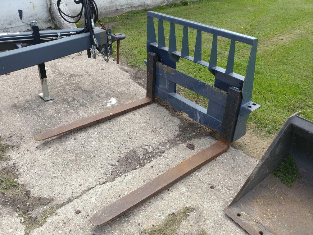 (I-9C) PALLET FORKS W/QUICK TACH