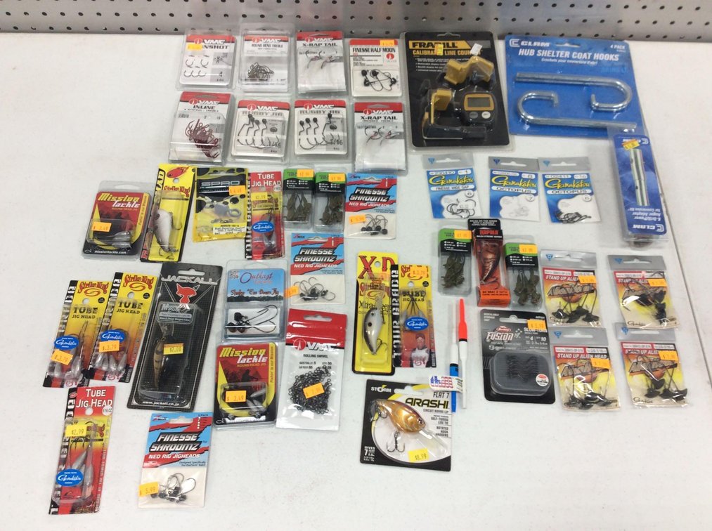 ASSORTMENT OF LINE COUNTER, AUGER EXTENSION, JIGS, CRANK BAITS, & CLAM HUB SHELTER COAST HOOKS