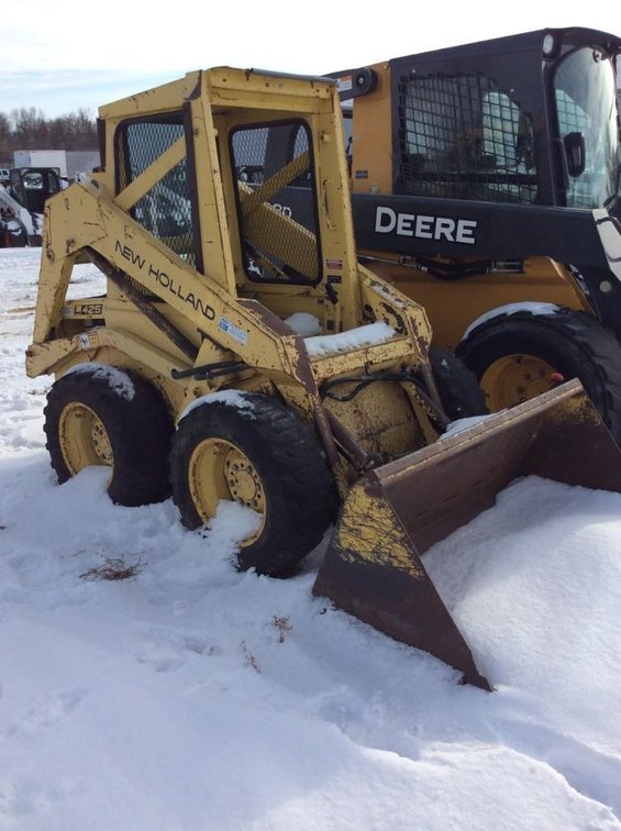 NEW HOLLAND 425, GAS, BUCKET, UNKNOWN HRS (FOR MORE INFO CALL DAN @ 320-235-3672)