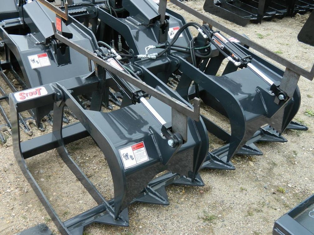 UNUSED STOUT BRUSH GRAPPLE 66-9 W/ SKID STEER QUICK ATTACH (ITEM AT ZIELSDORF AUCTIONS)