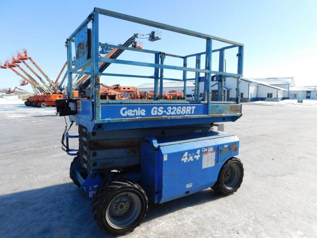 2005 GENIE GS 3268 RT  SCISSOR LIFT 4X4, DUAL FUEL, GAS + LP, 2790 HRS, 38' WORKING HEIGHT 
