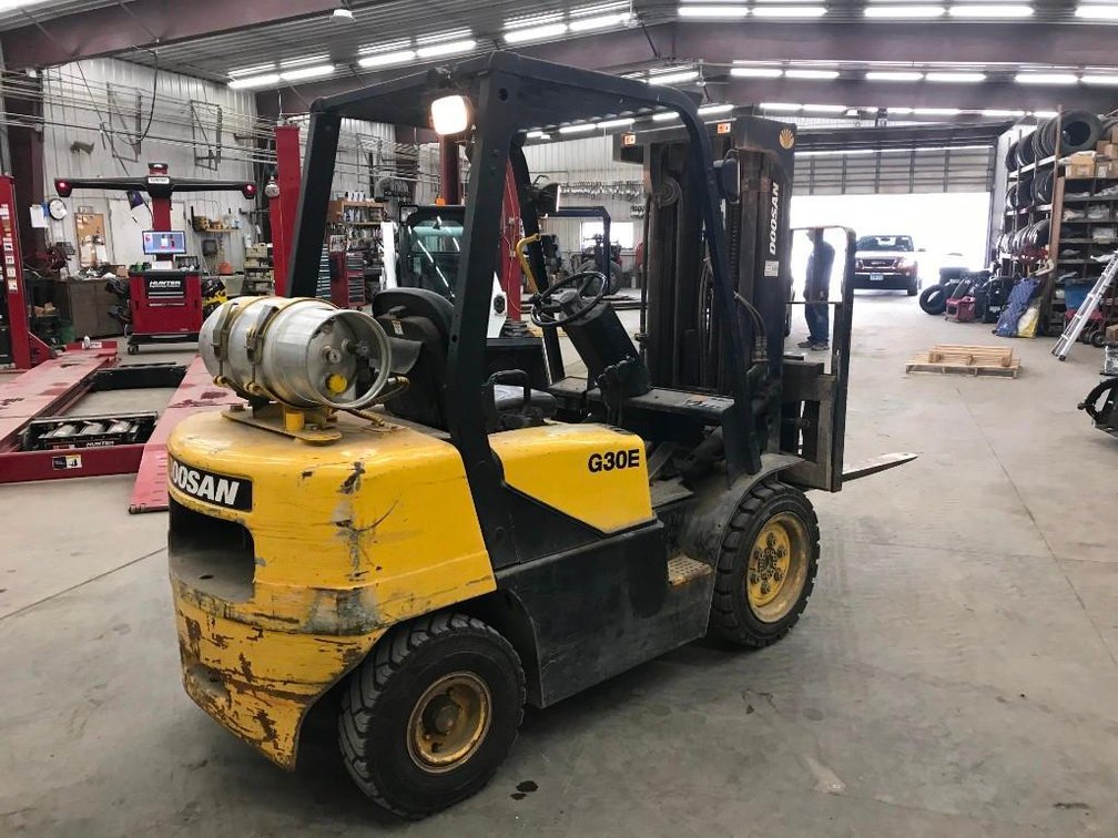 DOOSAN G30E-3 FORKLIFT, 3 STAGE MAST, SIDE SHIFT, 4950 LB CAPACITY, AIR TIRES, LIGHTS, LP, 