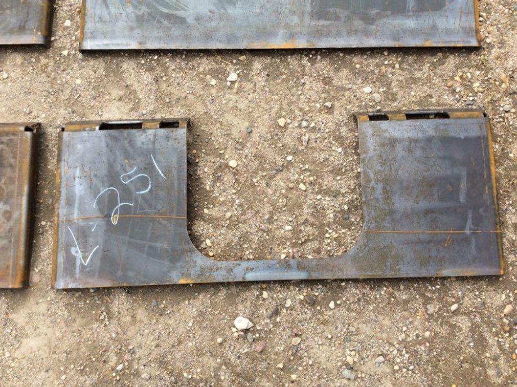 WELD ON WALK THROUGH QUICK ATTACH PLATE (ITEM AT ZIELSDORF AUCTIONS)