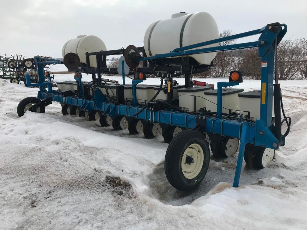 KINZE&nbsp;3110 12 ROW 22" PLANTER, 3PT, MARKERS, LIQUID TANKS, NO METERS