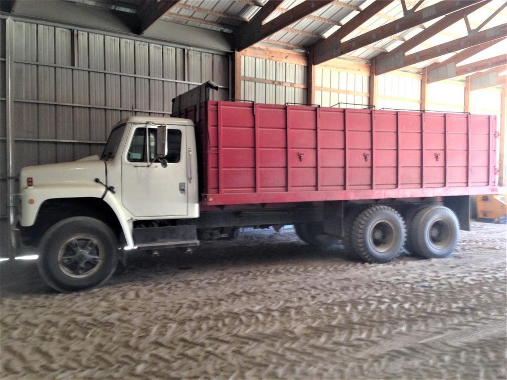 1979 INTERNATIONAL S1924, TWIN SCREW, 130,029 MILES, GRAIN TRUCK, 20' BOX, 446 GAS V8, 5X4 TRANSMISS