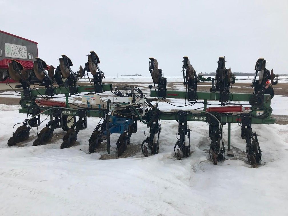 LORENZ 40' 3 PT BAR WITH 17 ROW 30" YETTER MAGNUM ROW UNITS SINGLE DISK CLOSERS, RAVEN COLD FLOW NH3