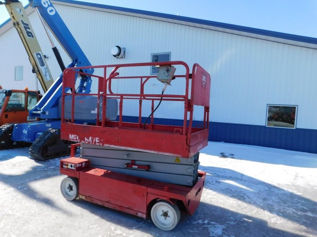 MEC 2647ES ELECTRIC SCISSOR LIFT 288 HRS, 32' WORKING HEIGHT