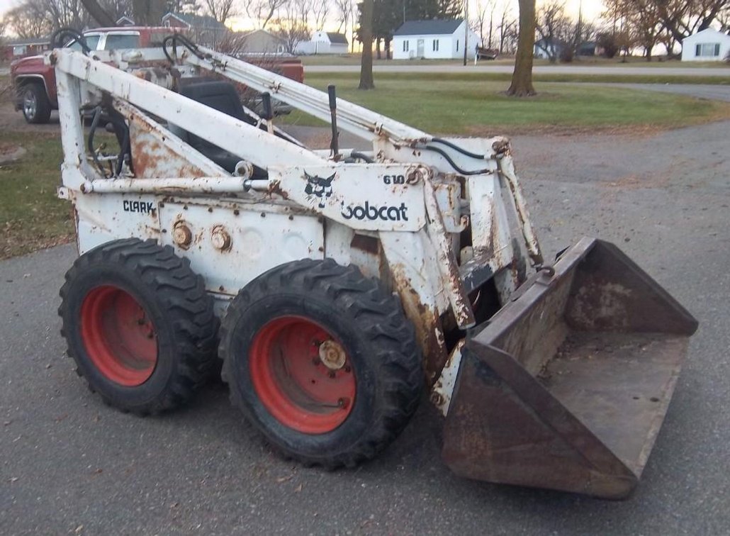 BOBCAT 610 SKID-STEER. 4 CYL. GAS KOHLER ENGINE. NO LEAKS. RUNS AND OPERATES WELL. CANOPY INCLUDED.(