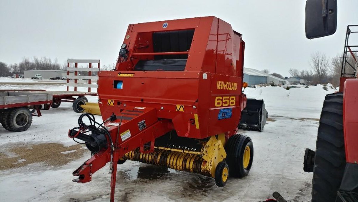 2002 NH 658 ROUND BALER W/ INJECTOR, SN 3544, NETWRAP, BALE COMMAND PLUS MONITOR, 540 PTO