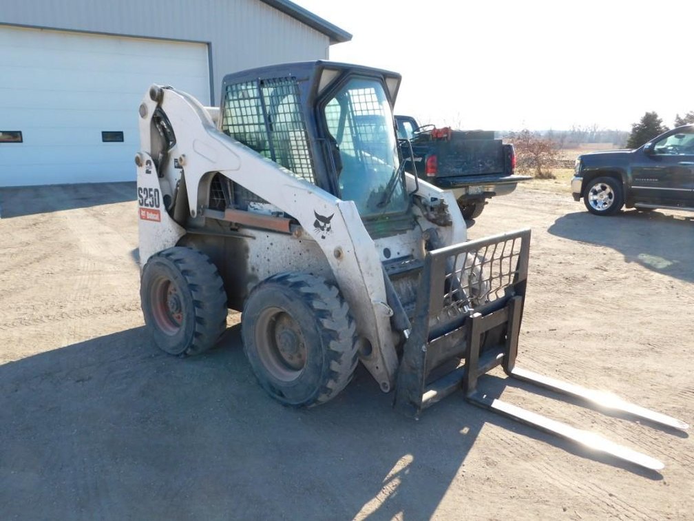 2009 BOBCAT S250, HRS, CAB AIR/HEAT, AUX HYD, QUICKTACH W/ BUCKET 