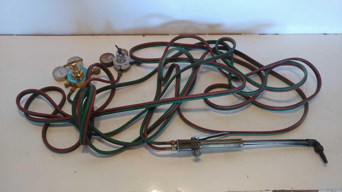 VICTOR TORCH, REGULATORS/GAUGES, AND HOSE