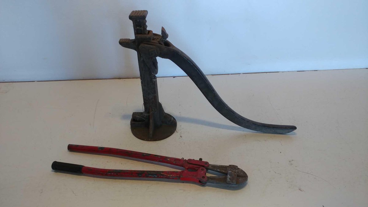 ANTIQUE LIFT JACK AND 24" BOLT CUTTERS