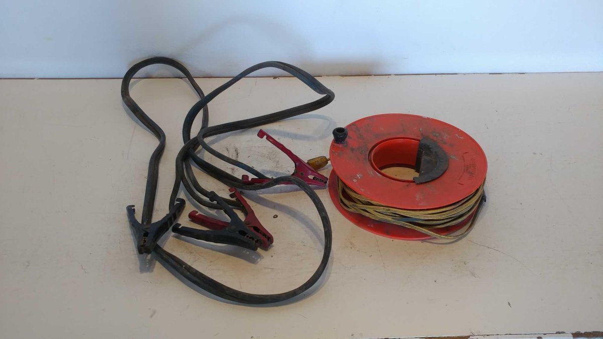 SET OF JUMPER CABLES AND EXTENSION CORD W/WINDER