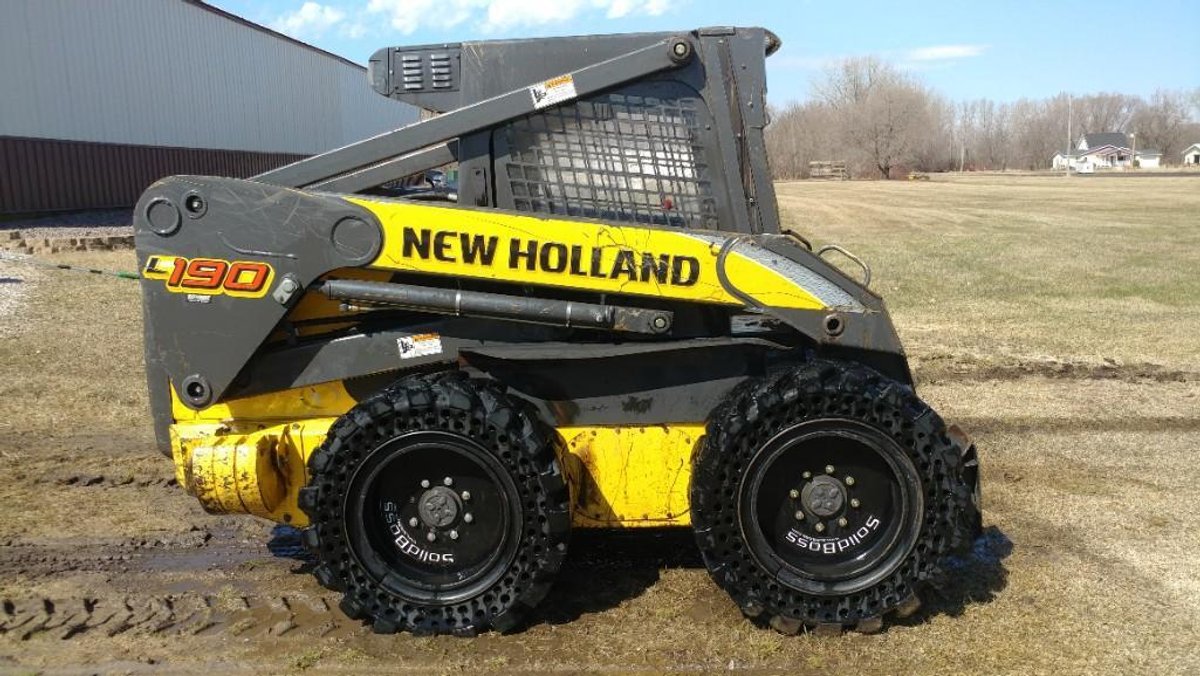 2008 NEW HOLLAND L190 SKID LOADER, SOLID RUBBER TIRES