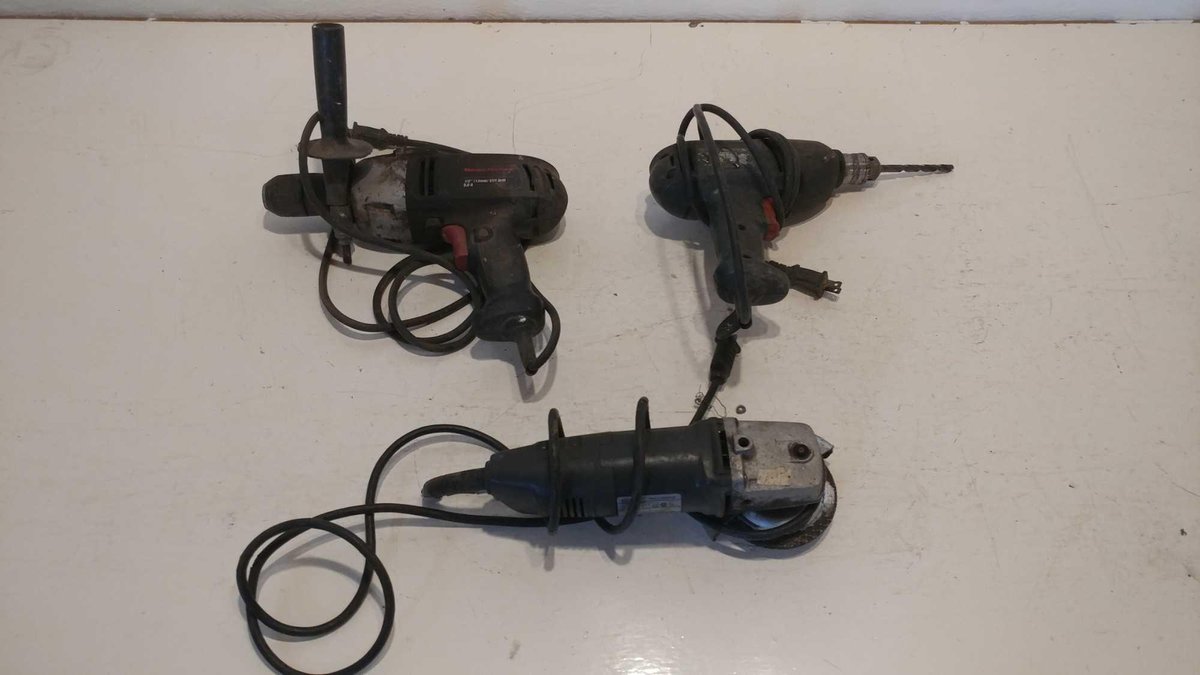 1/2" DRILL, 3/8" DRILL, AND 4" ANGLE GRINDER (ALL TESTED AND WORKS)