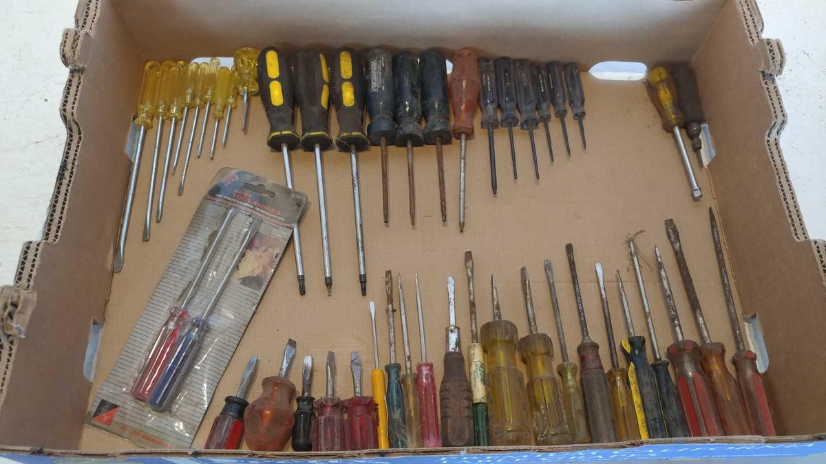 LARGE ASSORTMENT OF FLAT, SQUARE, AND TORX SCREWDRIVERS