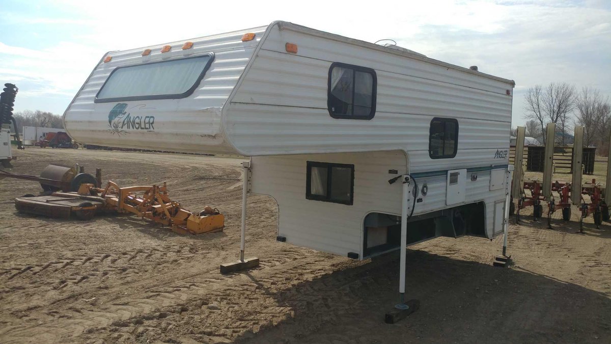 1998 FLEETWOOD ANGLER TRUCK CAMPER, 8B, MADE FOR CREW CAB TRUCK, QUEEN SIZE BED, IN AND OUTDOOR SHOW