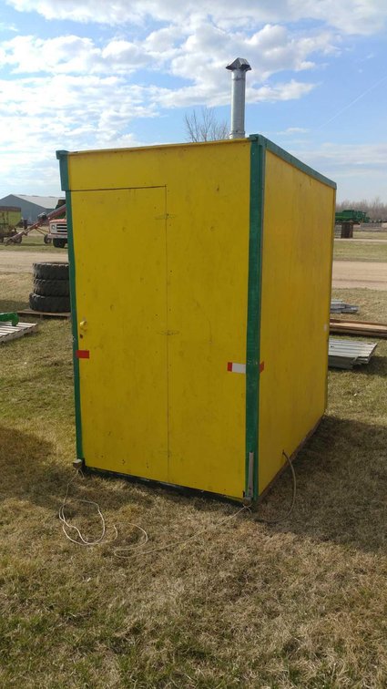 WOOD FISH HOUSE WITH HEATER (ITEM AT ZIELSDORF AUCTIONS)