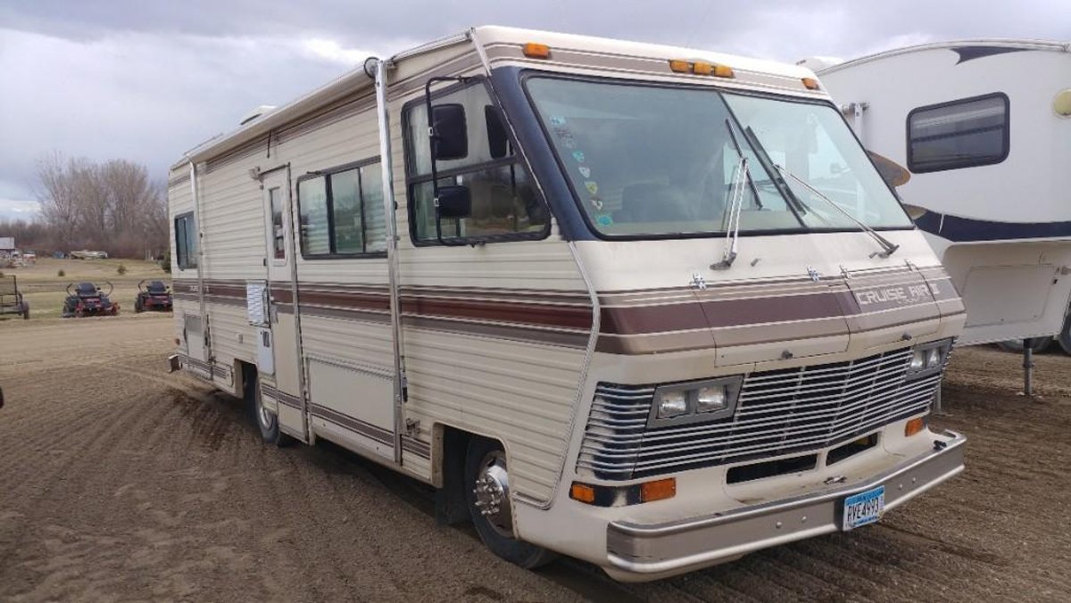 1985 CHEVY CRUISE AIR 2 RV 87,293 MILES, 29' 454 GAS V8, ONAN 4.0 GEN SET, RUNS AND DRIVES (ITEM AT 