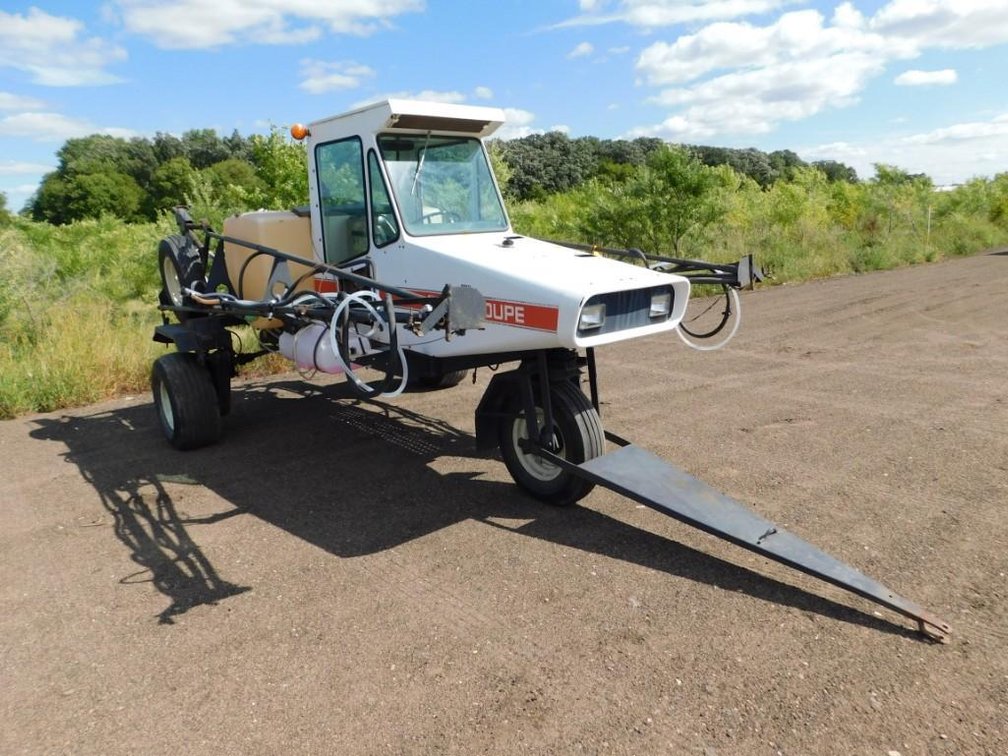CLARKE SPRAY COUPE 3 WHEELED 32FT BOOM +/-, GAS MOTOR, 200 GAL TANK, FOAMER, 1066HRS SHOWING, TOW BA