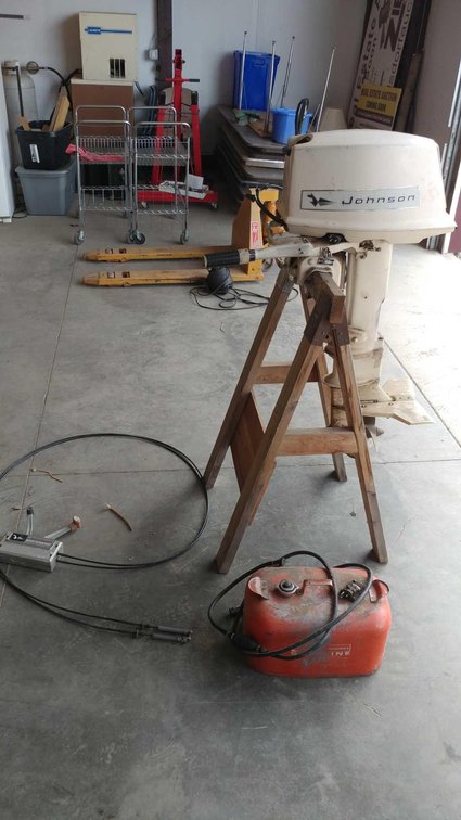18 HP JOHNSON OUTBOARD BOAT MOTOR MODEL FD-18E, TILLER+ REMOTE LONG SHAFT, W/ FUEL TANK, LATE 1960'S MODEL (ITEM AT ZIELSDORF AUCTIONS)