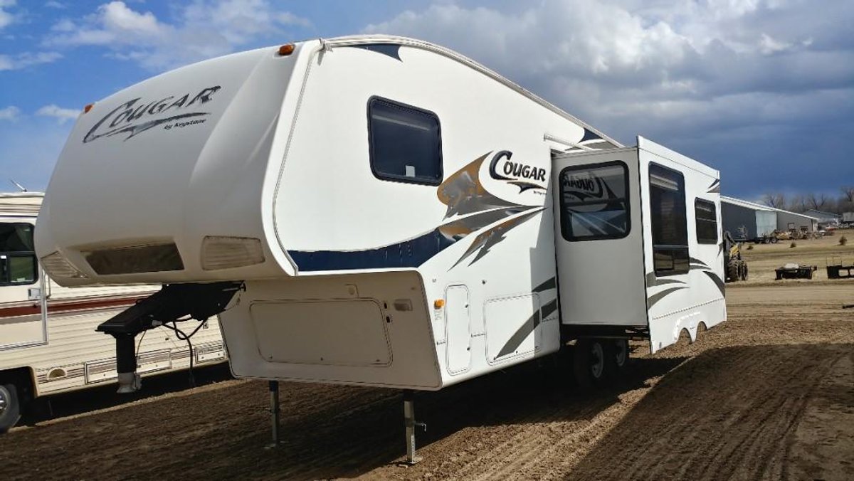 2006 COUGAR 5TH WHEEL CAMPER, POLAR PACKAGE, MODEL 276EFS, RADIO, MICROWAVE, RANGE, SINK, FRIDGE, SLEEPS 6, AC/HEAT, VERY NICE, 1/2 TON SPECIAL, 28', FULL SLIDE OUT, (ITEM AT ZIELSDORF AUCTIONS)