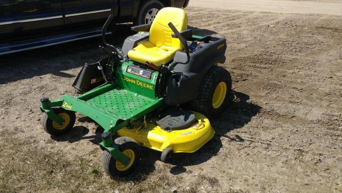 JOHN DEERE  EZ-TRAK ZERO TURN MOWER 737 HRS, 54" DECK, FRESH SERVICE, NEW BLADES, READY TO WORK  (IT