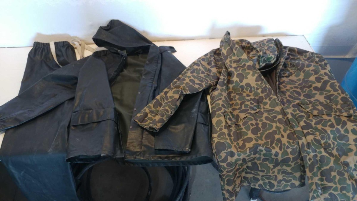 MENS XL RAIN SUIT & PANTS AND MENS L CAMO RAIN COAT(ITEM AT ZIELSDORF AUCTIONS)
