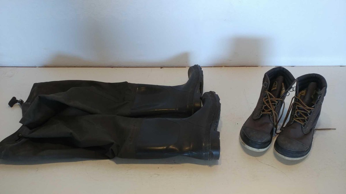 MENS SIZE 13 BOOTS AND THIGH WADERS (ITEM AT ZIELSDORF AUCTIONS)