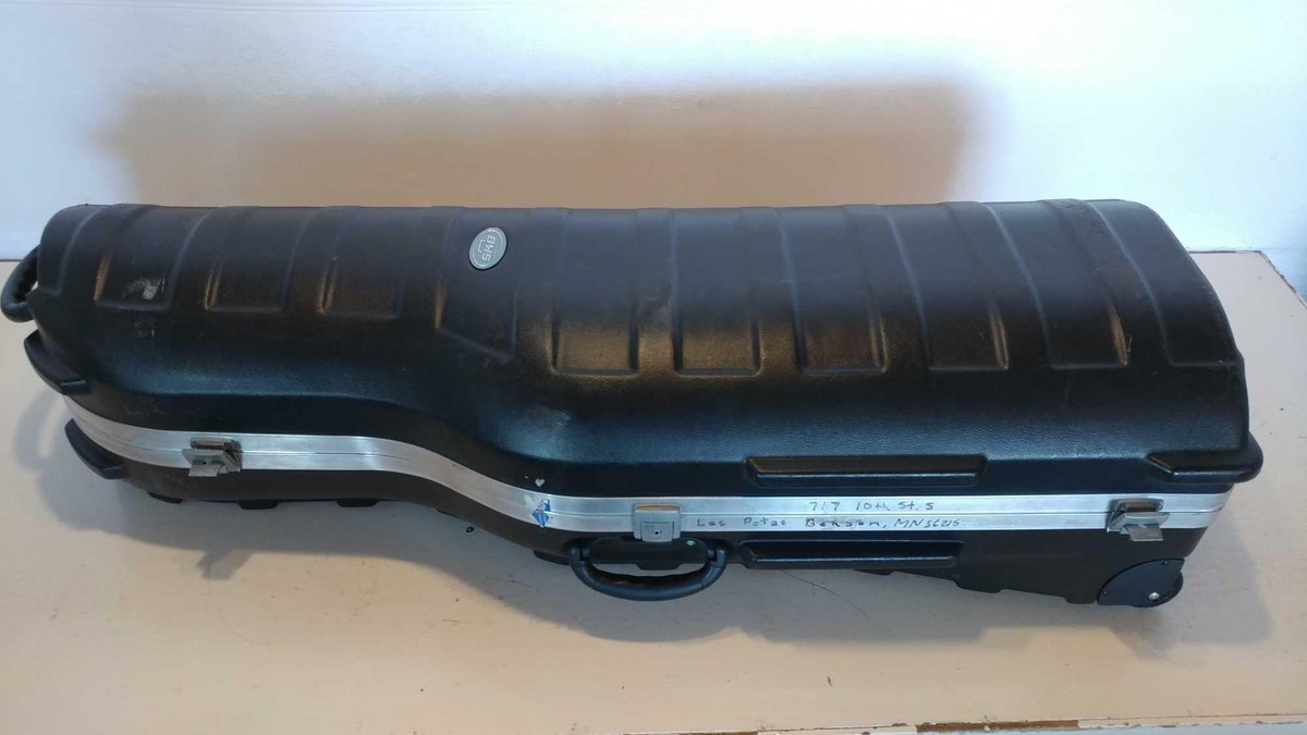 SKB HARD TRAVEL GOLF CLUB CASE (ITEM AT ZIELSDORF AUCTIONS)