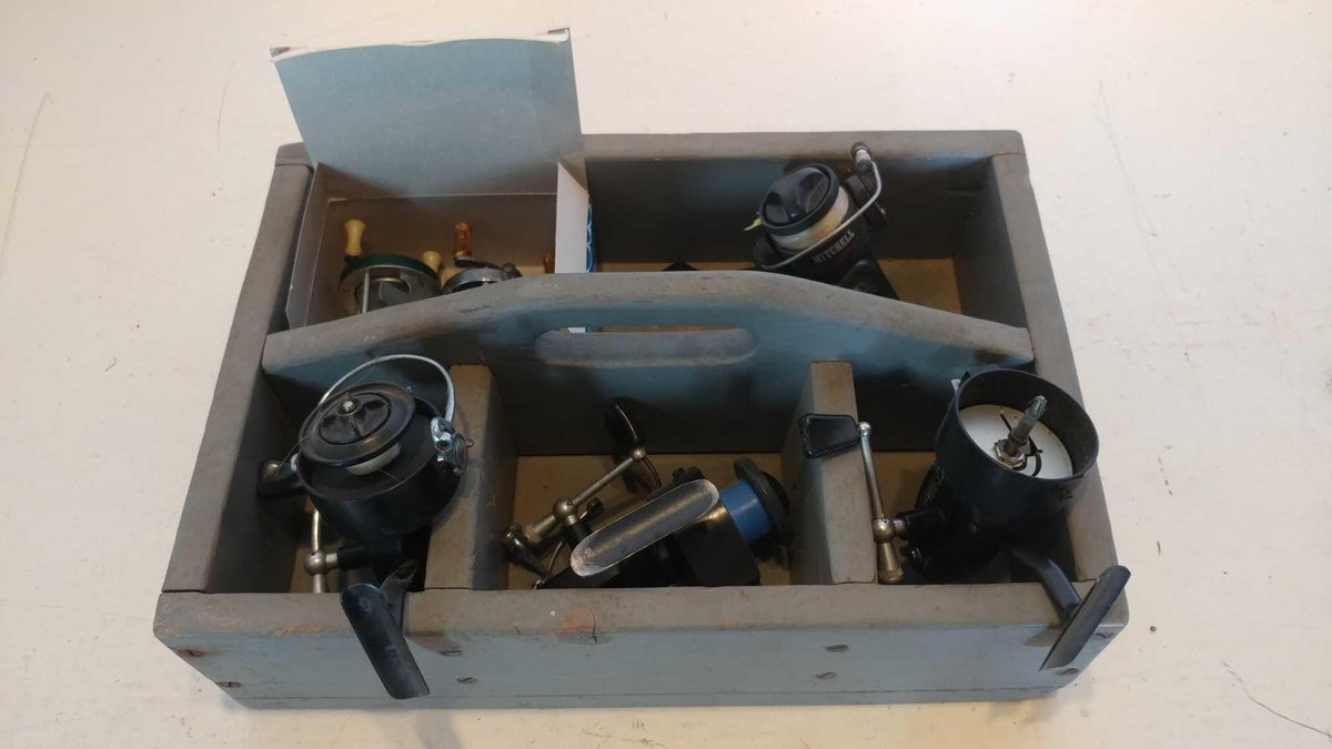 ASSORTMENT OF FISHING REELS AND WOODEN STORAGE TRAY