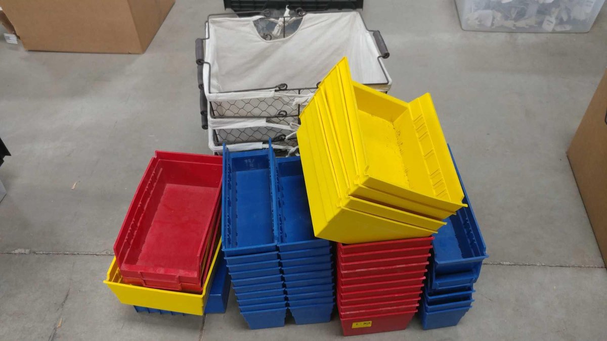 ASSORTMENT OF STORAGE BINS (VARIOUS SIZES) AND (4) DECORATIVE STORAGE BOXES
