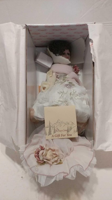 THE SWISS COLONY VICTORIA FIGURINE LAMP