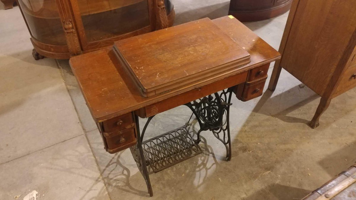 ANTIQUE SINGER SEWING MACHINE W/WOODEN STAND