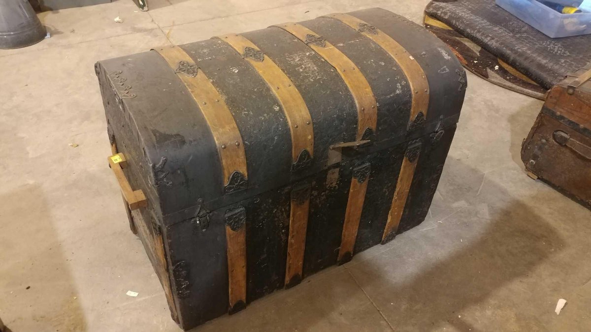 ANTIQUE WOODEN CHEST
