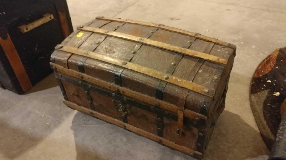 ANTIQUE WOODEN CHEST