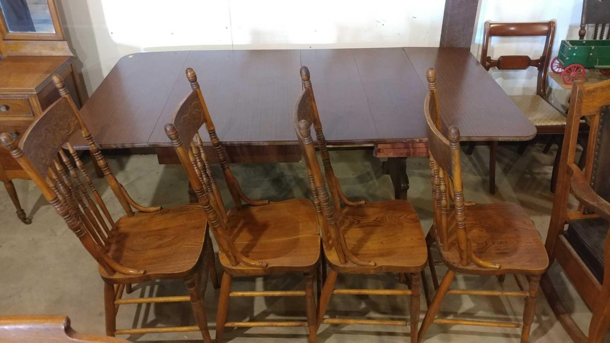 VINTAGE KITCHEN TABLE W/(4) CHAIRS