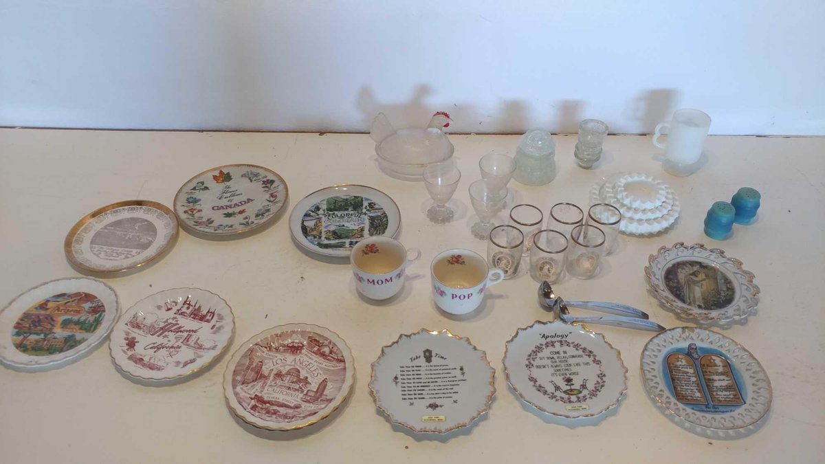 ASSORTMENT OF COMMEMORATIVE PLATES AND MISC GLASSWARE 