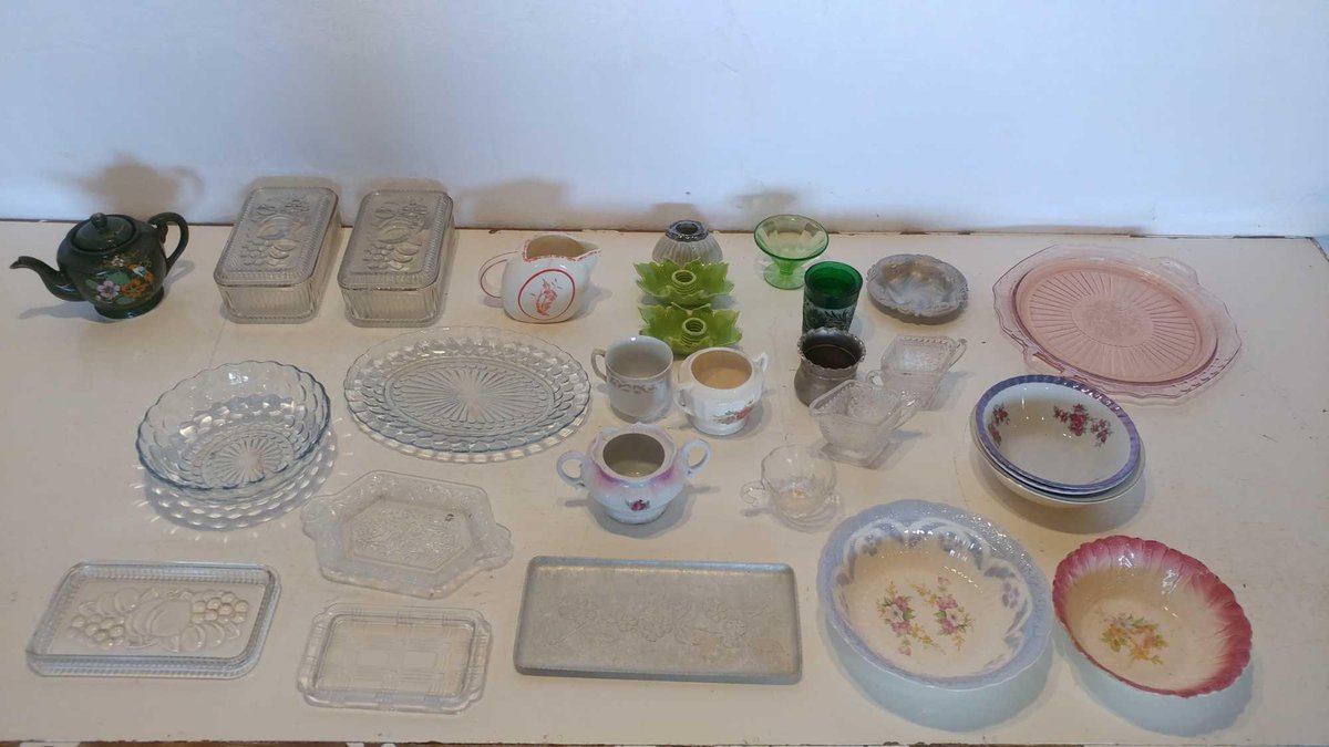 LARGE ASSORTMENT OF DECORATIVE GLASSWARE