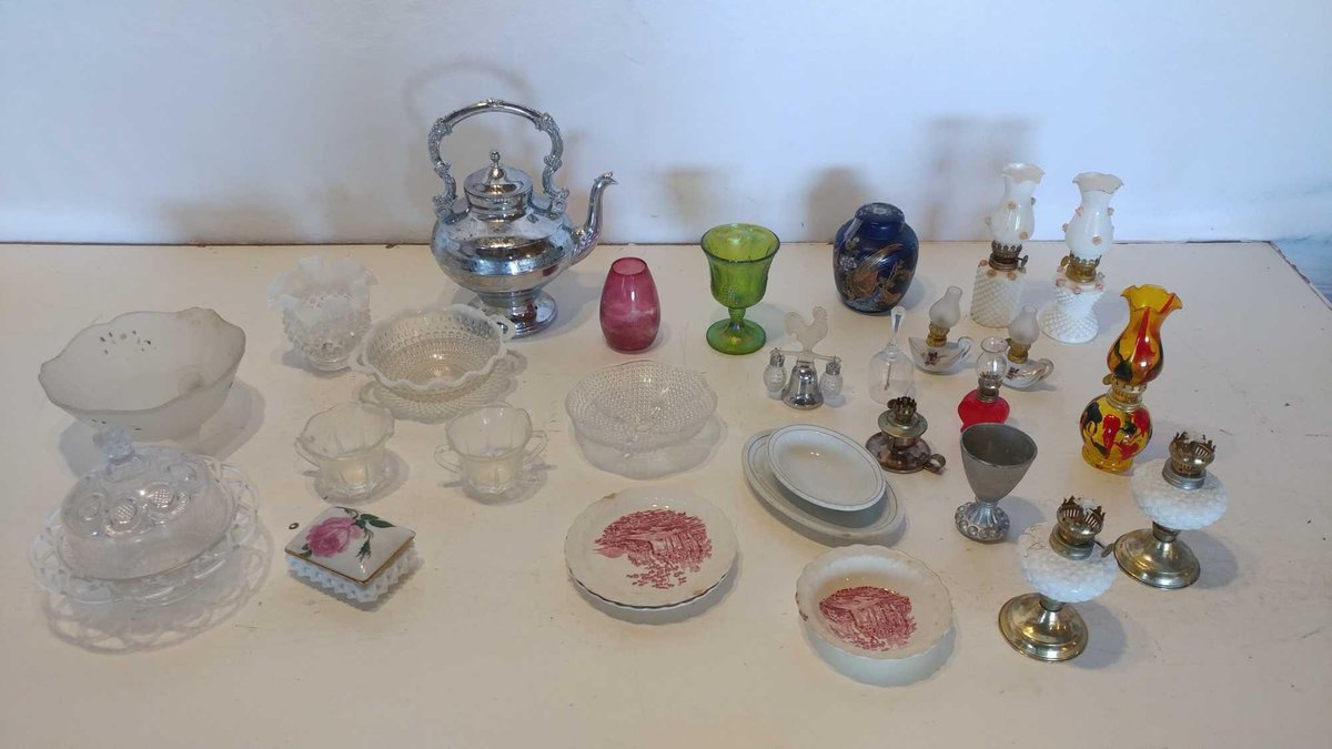 ASSORTMENT OF SERVING GLASSWARE AND DECORATIVE LAMPS