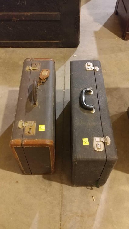 (2) VINTAGE SUITCASES 