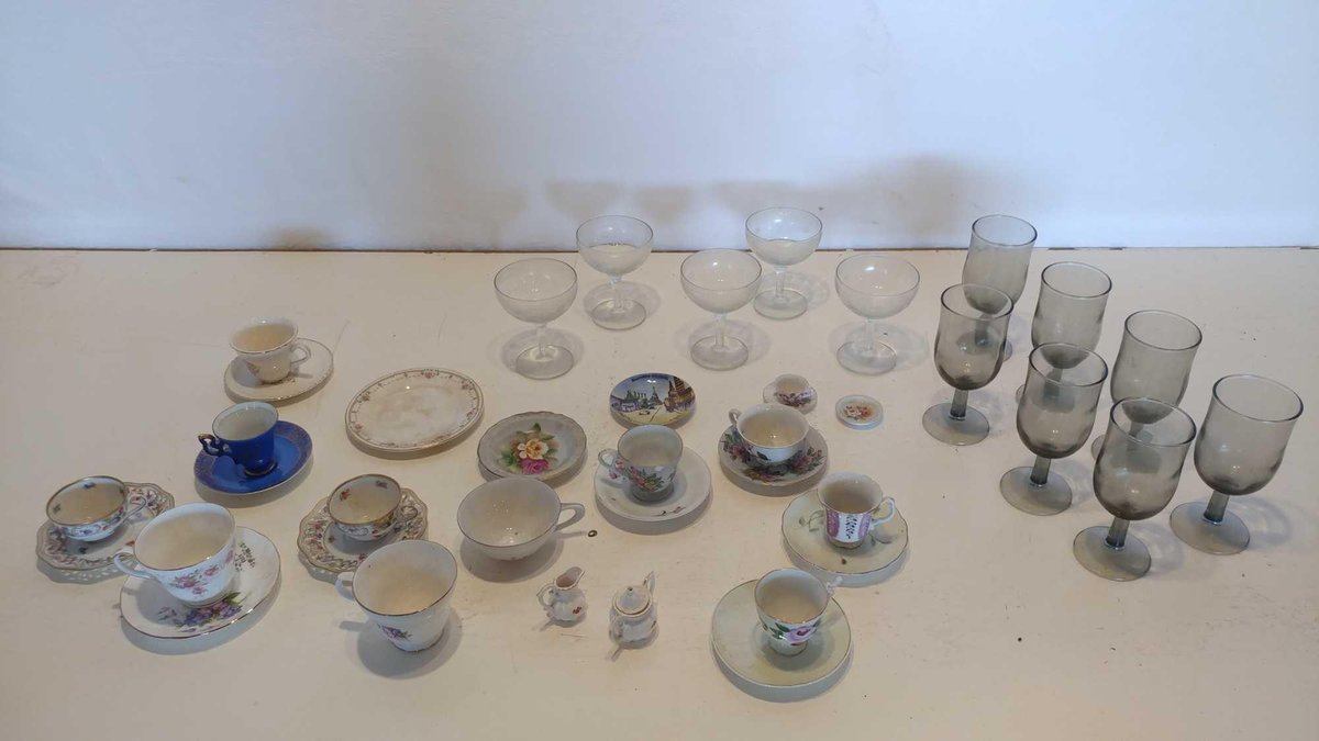 LARGE ASSORTMENT OF TEA CUPS & PLATES AND ASSORTMENT OF STEMWARE