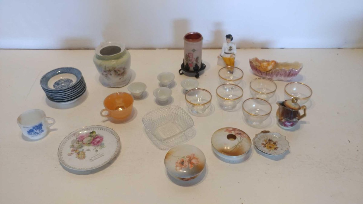 ASSORTMENT OF DECORATIVE GLASSWARE & DISHES