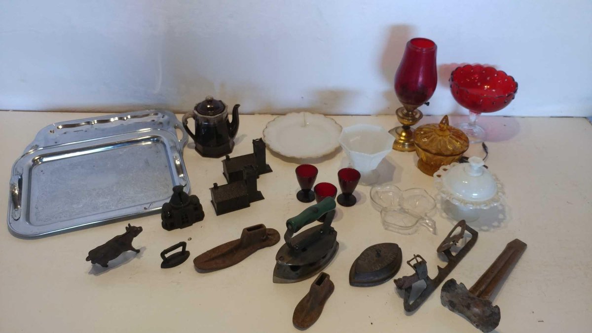 ASSORTMENT OF MISC ANTIQUES (SERVING TRAYS, GLASSWARE, FIGURINES, ETC)