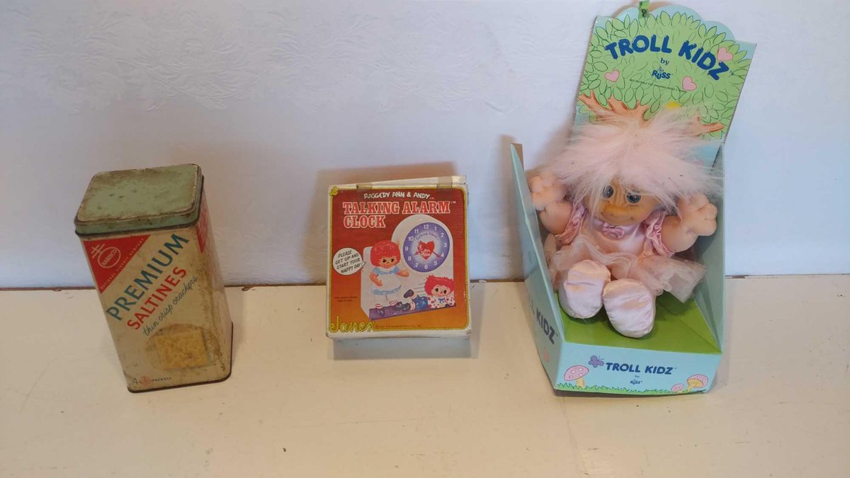 SALTINES VINTAGE TIN, RAGGEDY ANN & ANDY CLOCK, AND TROLL DOLL