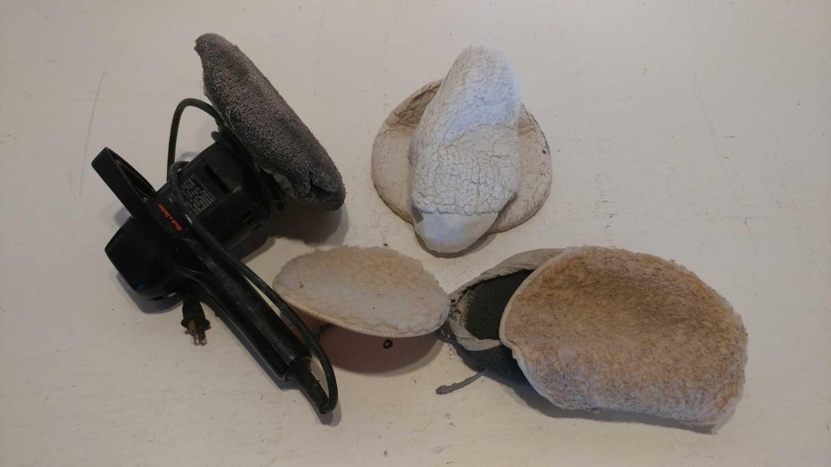 BLACK & DECKER POLISHER W/ASSORTMENT OF POLISHING PADS
