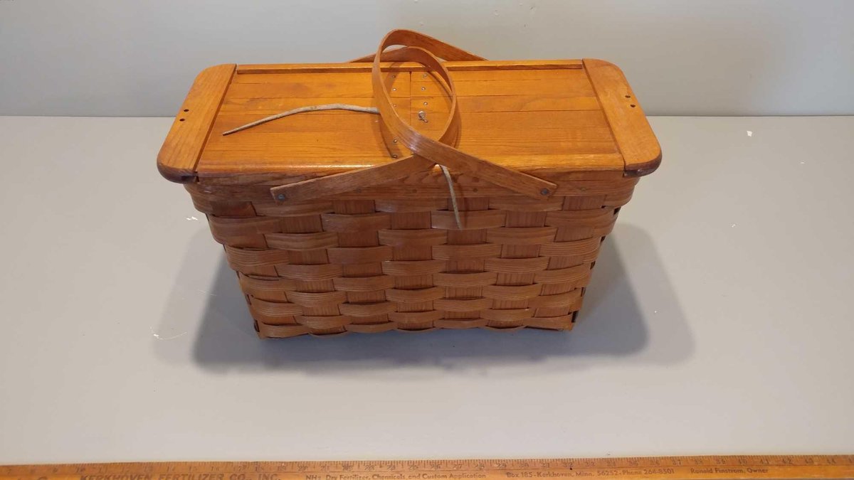 WICKER AND WOOD PICNIC BASKET