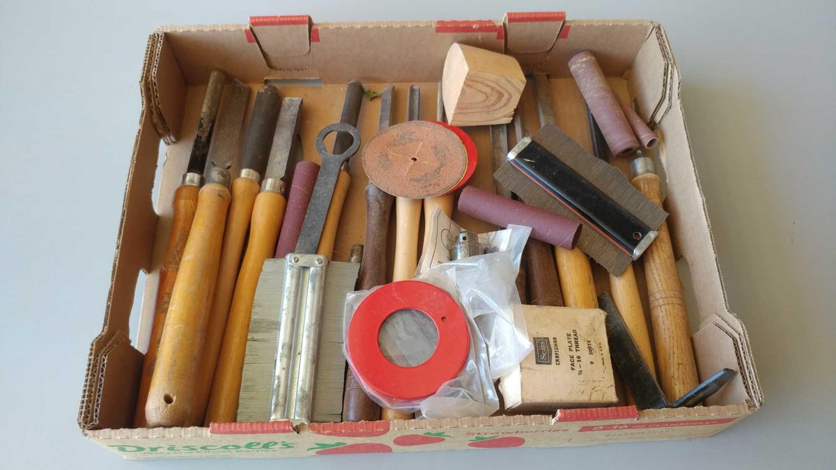 ASSORTMENT OF LEATHER WORKING HAND TOOLS