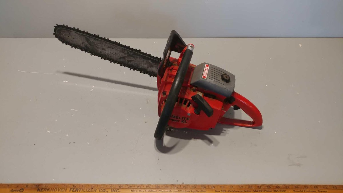 HOMELITE SUPER XL CHAINSAW (RUNS & WORKS)