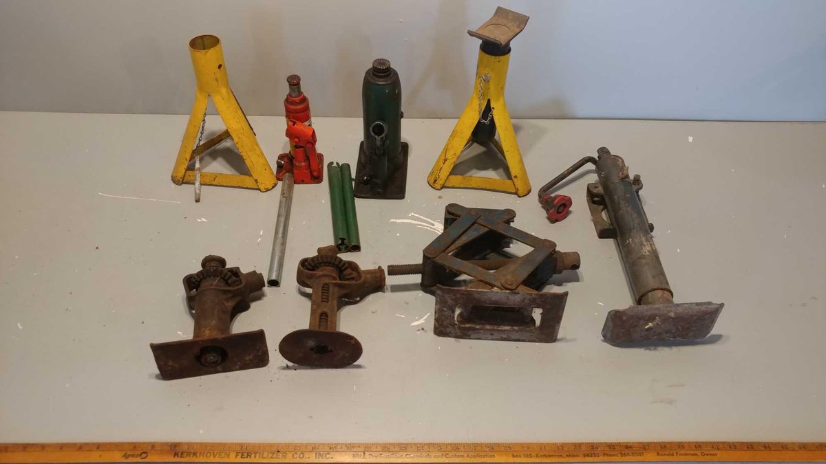 ASSORTMENT OF HYDRAULIC JACKS